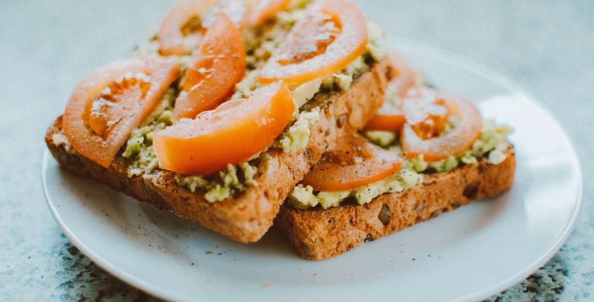 brood met tomaat en avocado